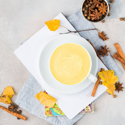 Recette golden latte maison entouré de cannelle, anis étoilé et épices — Thé Maya