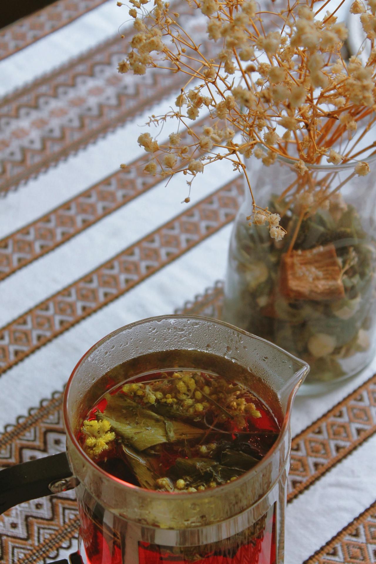 Théière d'infusion apaisante avec fleurs séchées