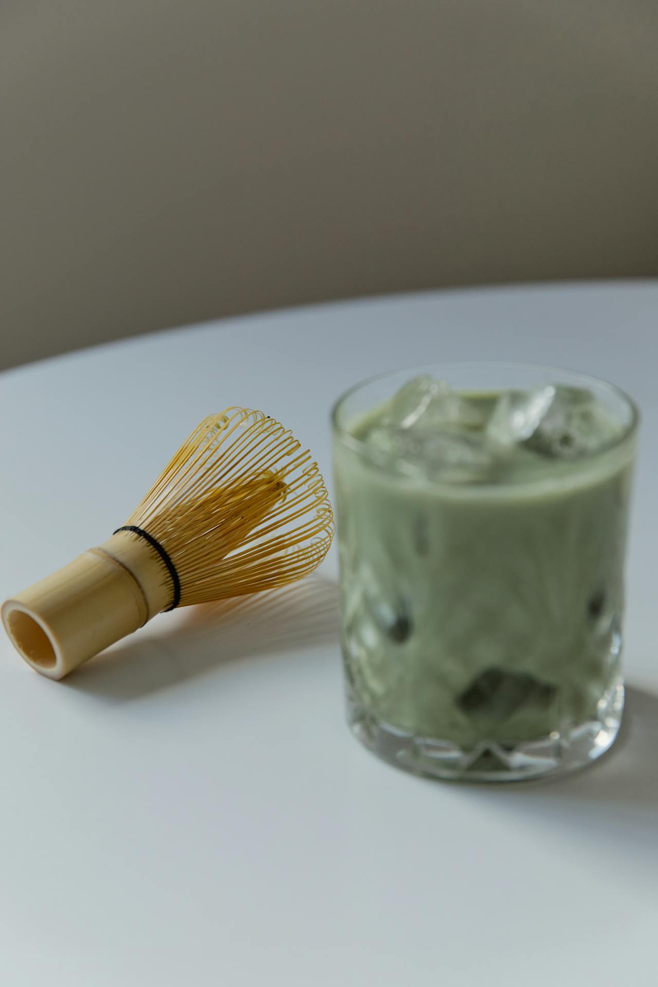 Iced matcha latte avec chasen traditionnel