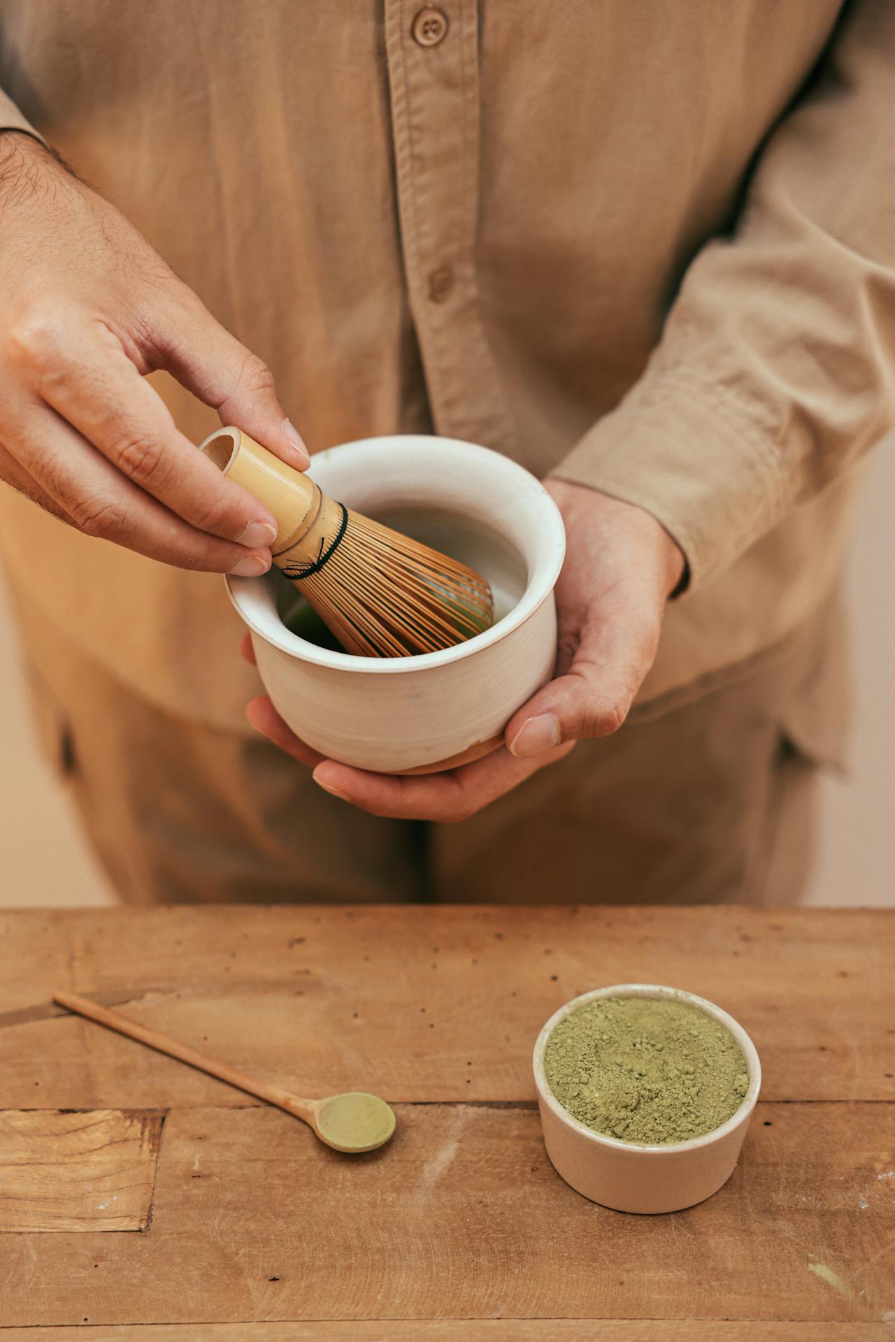 Préparation du matcha avec un fouet chasen en bambou