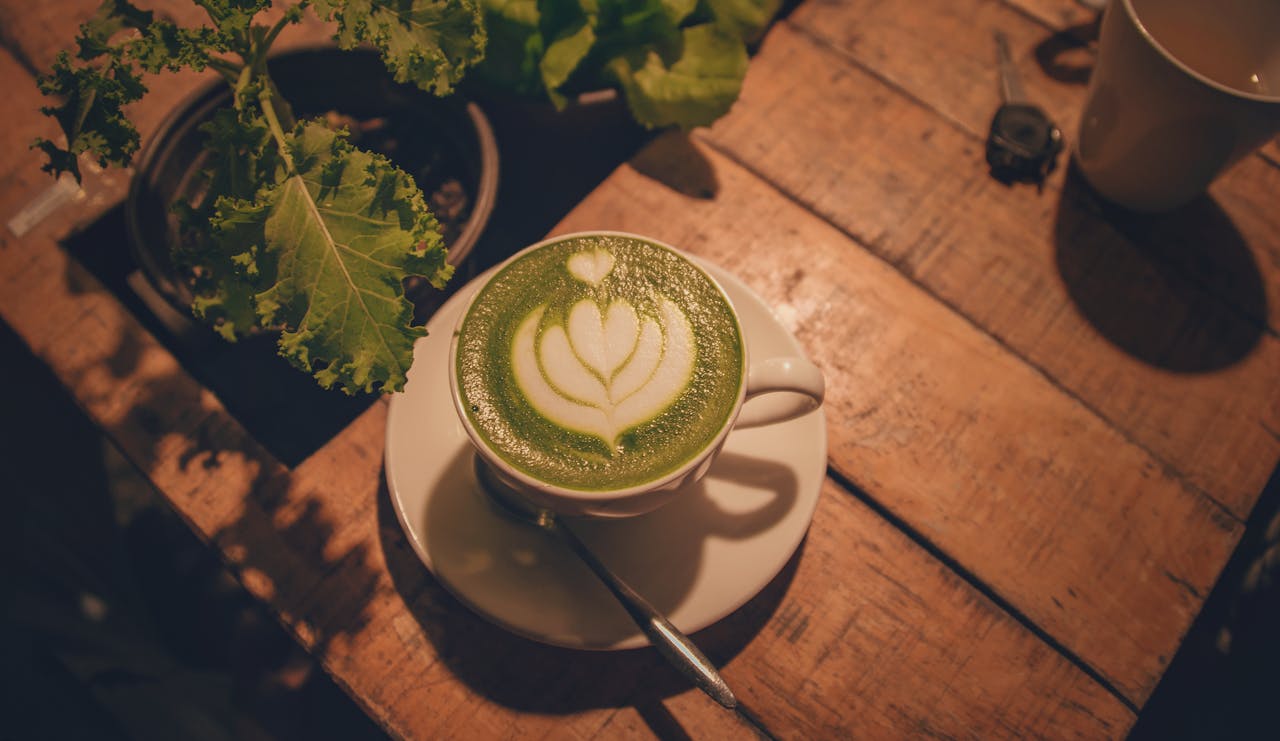 Tasse de matcha latte sur table en bois
