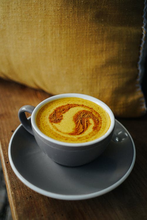 Golden latte au curcuma avec art mousse et épices — Thé Maya